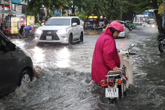 Nhiều tuyến đường ở TP.Thủ Đức ngập sâu, hàng loạt phương tiện chết máy - Ảnh 9.