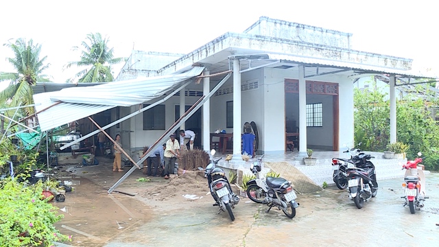 Giông lốc, vòi rồng ở Vĩnh Long làm 26 căn nhà bị thiệt hại - Ảnh 2.