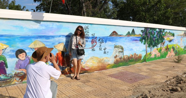  Ninh Thuận công bố bức tường tranh bích họa ven biển dài nhất Việt Nam - Ảnh 5.