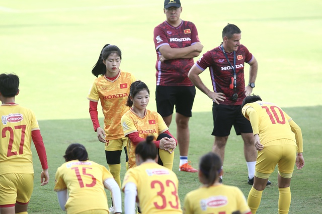 Đội tuyển nữ Việt Nam căng mình tập dưới nắng nóng, Huỳnh Như bình phục chấn thương - Ảnh 8.