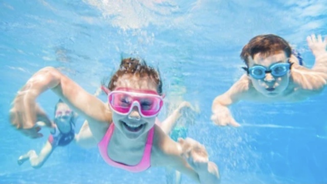 Sai lầm chết người cha mẹ cần tránh khi cho con đi bơi, theo chuyên gia   - Ảnh 1.