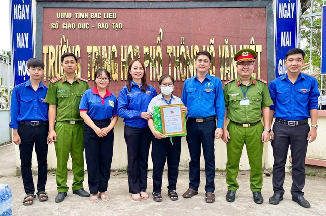 Nữ sinh được tuyên dương danh hiệu ‘gương sáng mùa thi’ - Ảnh 3.