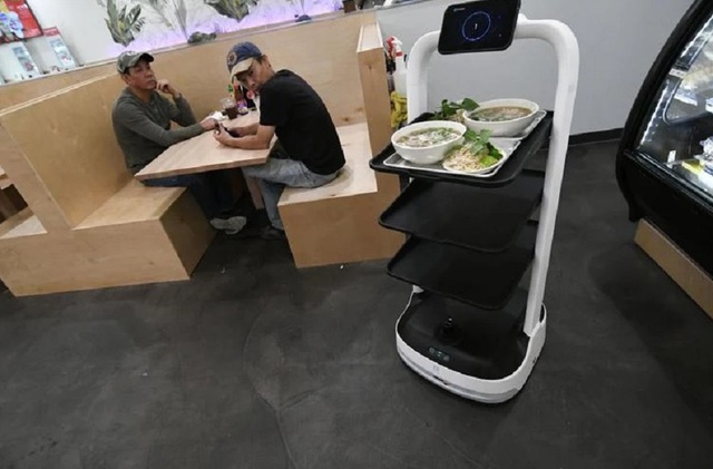 Một nhà hàng Việt ở Mỹ dùng robot phục vụ thực khách - Ảnh 1.