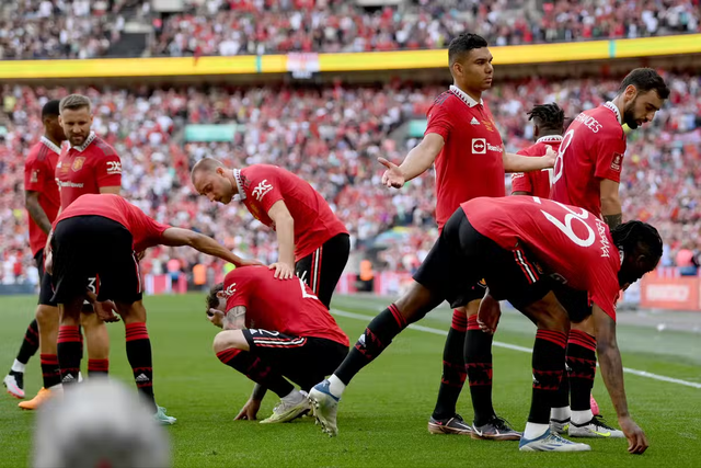 FA vào cuộc điều tra vụ Lindelof bị CĐV Manchester City ném vật thể lạ vào đầu - Ảnh 2.