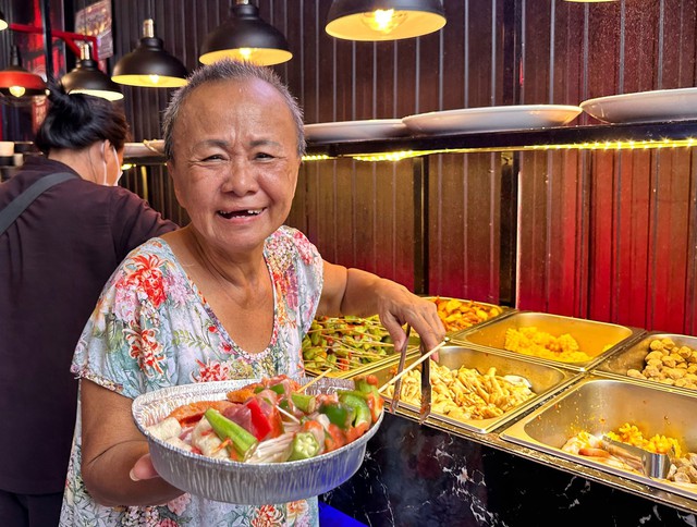 Lan tỏa trên mạng xã hội: Quán buffet 1.000 đồng cho người nghèo - Ảnh 5.