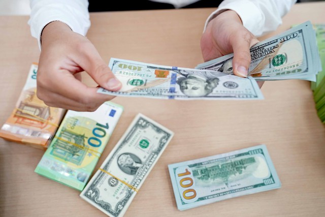 Giá USD hôm nay 29.5.2024: 'Đô' tự do giảm vẫn cao hơn ngân hàng gần 400 đồng- Ảnh 1.