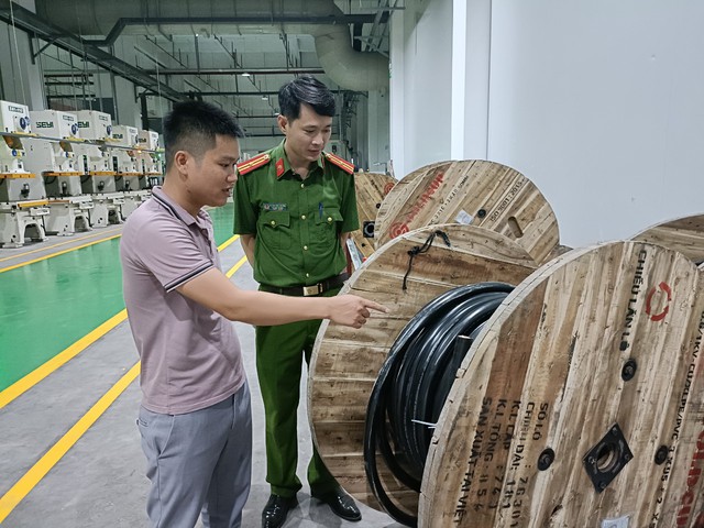 Bảo vệ mở đường cho nhóm trộm đánh xe tải vào lấy hơn nửa tấn cáp điện - Ảnh 1.