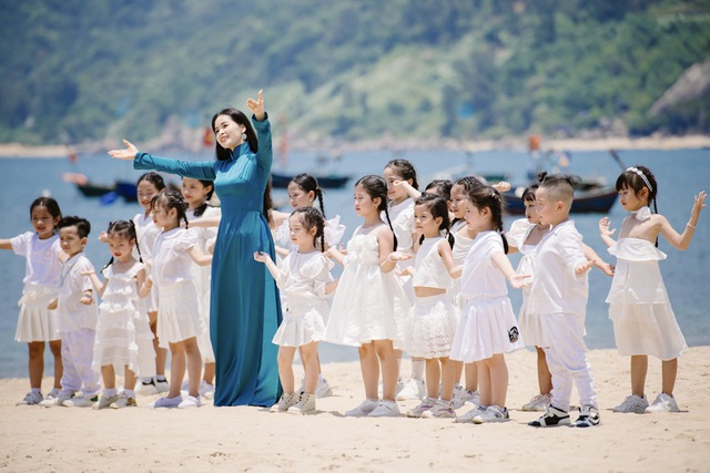 Trang Nhung trở lại, hát 'Mong thế giới yên bình' - Ảnh 3.