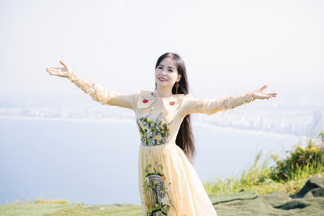 Trang Nhung trở lại, hát 'Mong thế giới yên bình' - Ảnh 4.