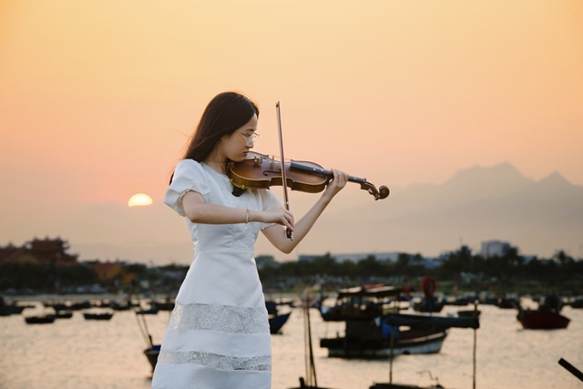 Trang Nhung trở lại, hát 'Mong thế giới yên bình' - Ảnh 2.