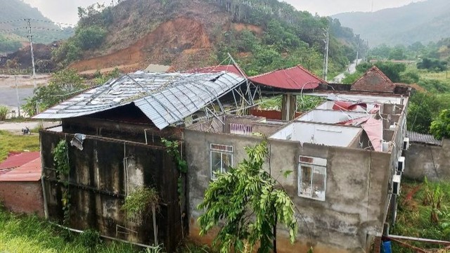 2 người chết, 535 ngôi nhà bị sập đổ, hư hỏng do mưa giông trong 2 ngày - Ảnh 1.