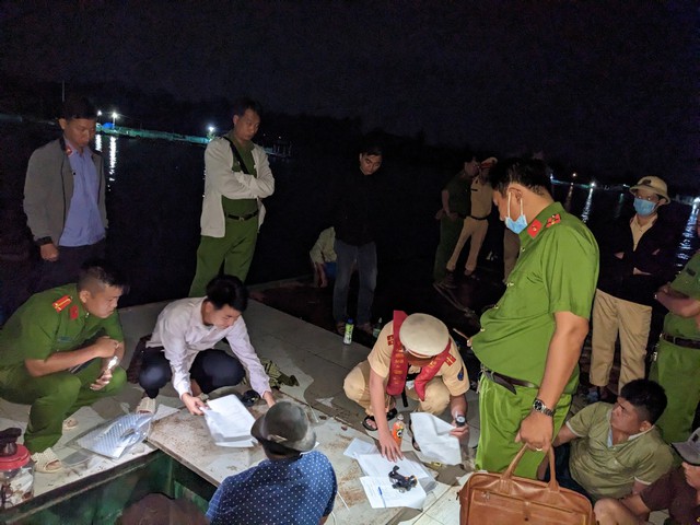 Cục CSGT bắt giữ 7 phương tiện khai thác, vận chuyển trái phép cát trên sông Tiền - Ảnh 2. Cục CSGT bắt giữ 7 phương tiện khai thác, vận chuyển trái phép cát trên sông Tiền - Ảnh 2.