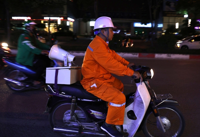 Hà Nội: Nhân viên điện lực phát loa, kêu gọi người dân tiết kiệm điện trong đêm - Ảnh 2.