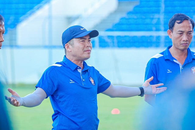V-League: HLV Lê Huỳnh Đức khó xử, CLB Đà Nẵng 'thay tướng đổi vận'? - Ảnh 1.