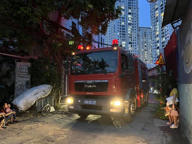 Gara ô tô bốc cháy dữ dội, xe Mercedes bên trong bị 'vạ lây' - Ảnh 5.