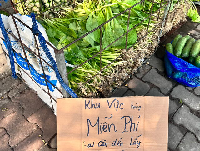 Anh 'Minh Râu Bán Rau' lại gây 'sốt' mạng vì cách tặng rau có một không hai - Ảnh 3. Anh 'Minh Râu Bán Rau' lại gây 'sốt' mạng vì cách tặng rau có một không hai - Ảnh 3.