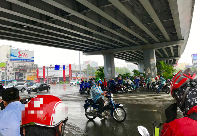 Mùa mưa ở TP.HCM: CSGT cảnh báo tình trạng dừng xe  trú mưa ở gầm cầu vượt - Ảnh 1.