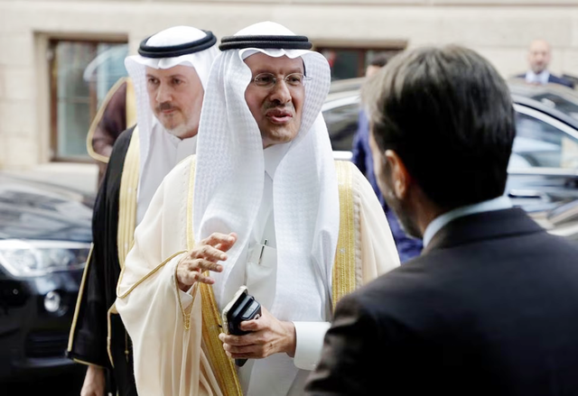 Ả Rập Xê Út đơn phương giảm sản lượng, giá dầu tăng - Ảnh 1.
