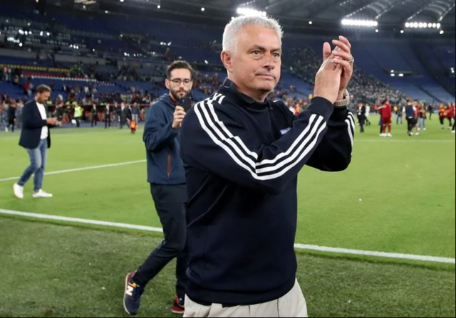 HLV Mourinho ra dấu hiệu với CĐV AS Roma: ‘Tôi ở lại’ - Ảnh 1.