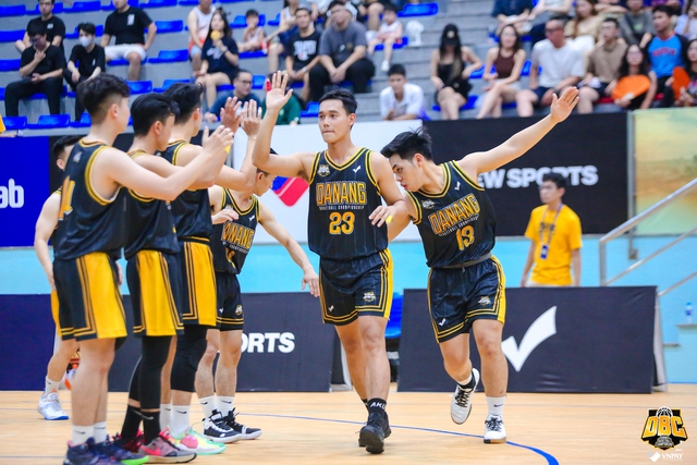 Thắng thuyết phục, đội 98's Basketball đăng quang giải bóng rổ vô địch Đà Nẵng - Ảnh 1.