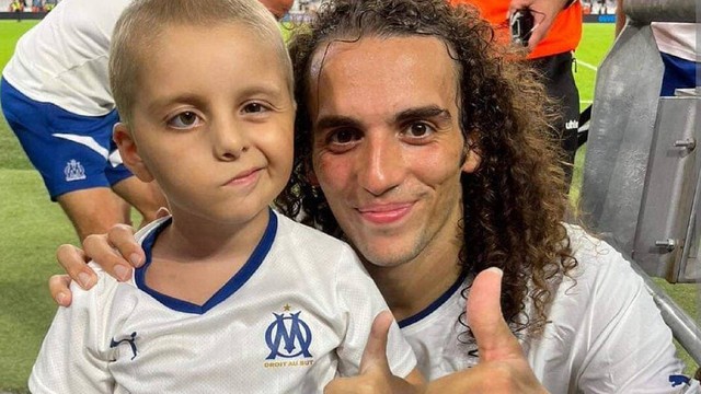 CĐV 8 tuổi, mắc bệnh ung thư não bị đốt áo ở trận đấu của Ligue 1 - Ảnh 2.
