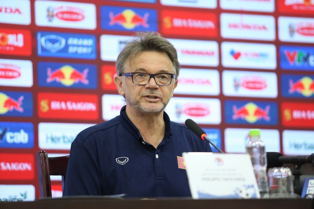 HLV Troussier: 'Nhiều cầu thủ không xứng đáng lên đội tuyển Việt Nam nhưng tôi vẫn gọi, vì...' - Ảnh 4.