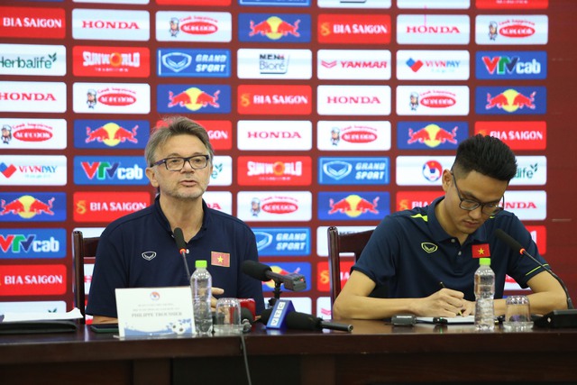 HLV Troussier: 'Nhiều cầu thủ không xứng đáng lên đội tuyển Việt Nam nhưng tôi vẫn gọi, vì...' - Ảnh 1.