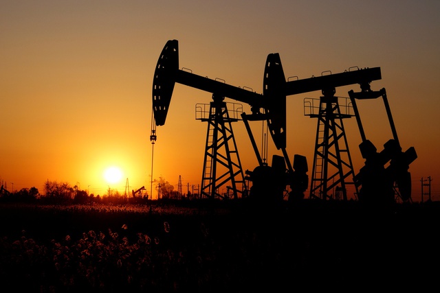Giá dầu tăng vọt sau khi Ả Rập Xê Út đơn phương giảm thêm sản lượng - Ảnh 1.