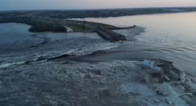 Vỡ đập thủy điện tại Kherson, tình trạng khẩn cấp được ban bố - Ảnh 1.