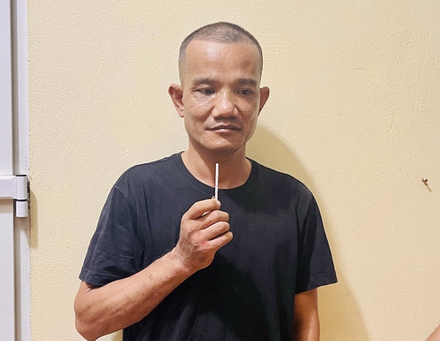 Bị kiểm tra, gã nghiện cắn tay chảy máu rồi bôi vào 4 cán bộ CSGT - Ảnh 1. Bị kiểm tra, gã nghiện cắn tay chảy máu rồi bôi vào 4 cán bộ CSGT - Ảnh 1.