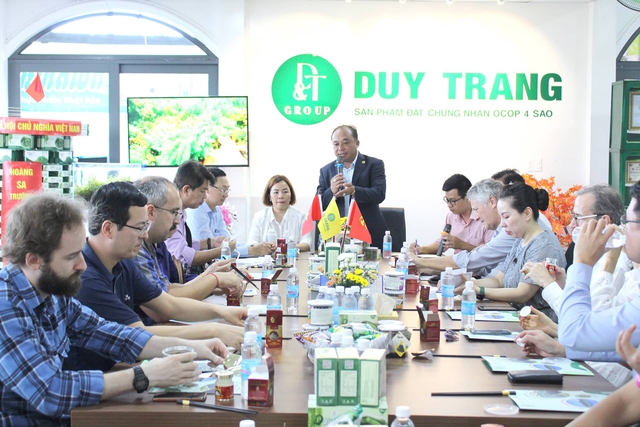 Ông Nguyễn Quang Duy, Tổng giám đốc DT group giới thiệu đến đoàn quốc tế về các sản phẩm rong nho, yến sào