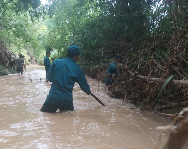 Kon Tum: Đi bắt ếch trong đêm, 2 cha con bị nước cuốn mất tích - Ảnh 2.