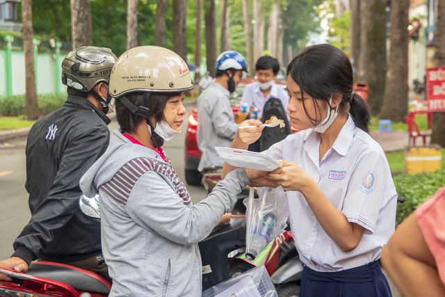 Trước giờ thi lớp 10: Học sinh còn ôn bài, có em bật khóc vì áp lực - Ảnh 6.