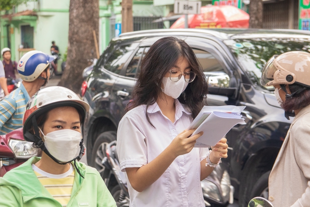 Trước giờ thi lớp 10: Học sinh còn ôn bài, có em bật khóc vì áp lực - Ảnh 5.