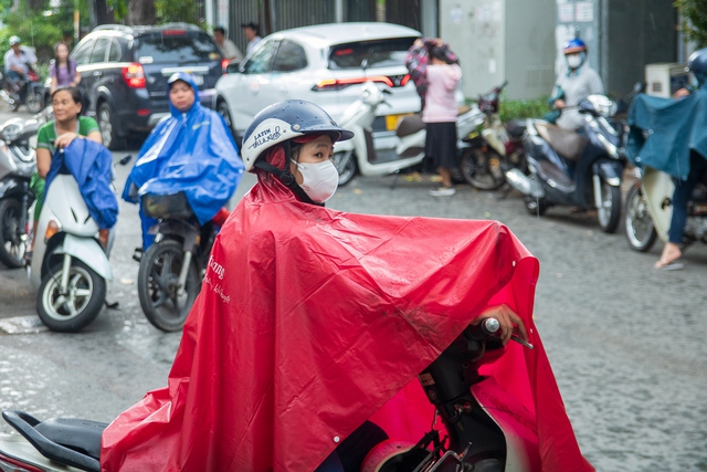 Hoàn thành môn ngoại ngữ thi lớp 10, thí sinh TP.HCM hét lớn: 'Đề quá dễ'! - Ảnh 4.