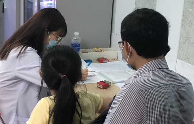 Bé trai cao thêm 14 cm sau hơn 1 năm tiêm hormone - Ảnh 1.