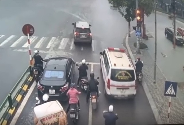 Vượt đ&egrave;n đỏ để nhường đường cho xe cứu thương, c&oacute; bị phạt? - Ảnh 1.