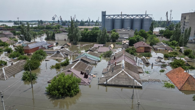 Chiến sự tối 7.6: Ngập tới nóc nhà ở miền nam Ukraine sau vụ vỡ đập - Ảnh 2.