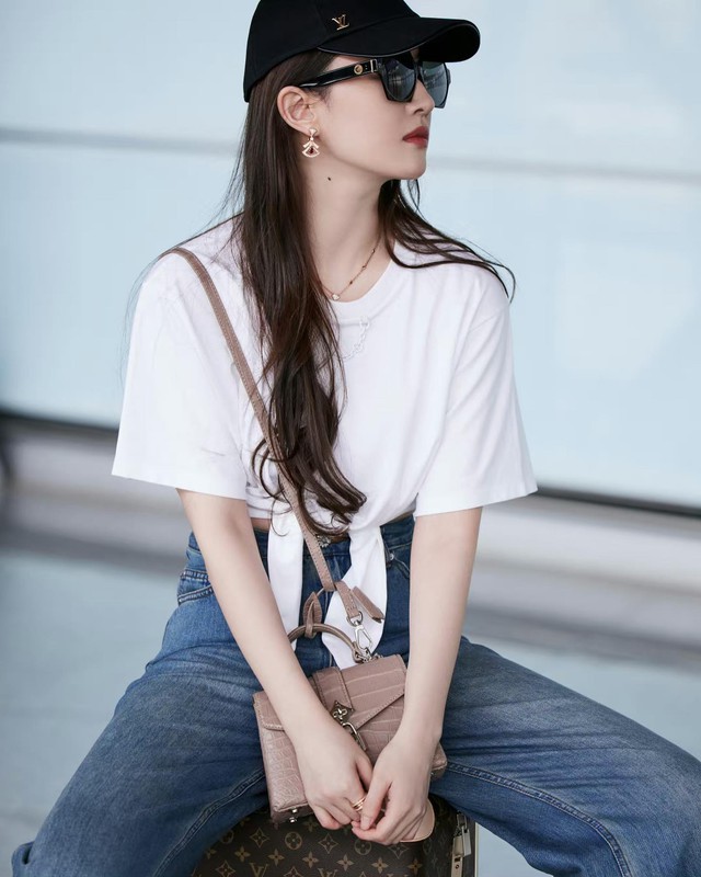 Outfit của Song Hye Kyo chi tiền tỷ, Diệc Phi lên đồ hiệu xóa mác xuề xòa - Ảnh 5.