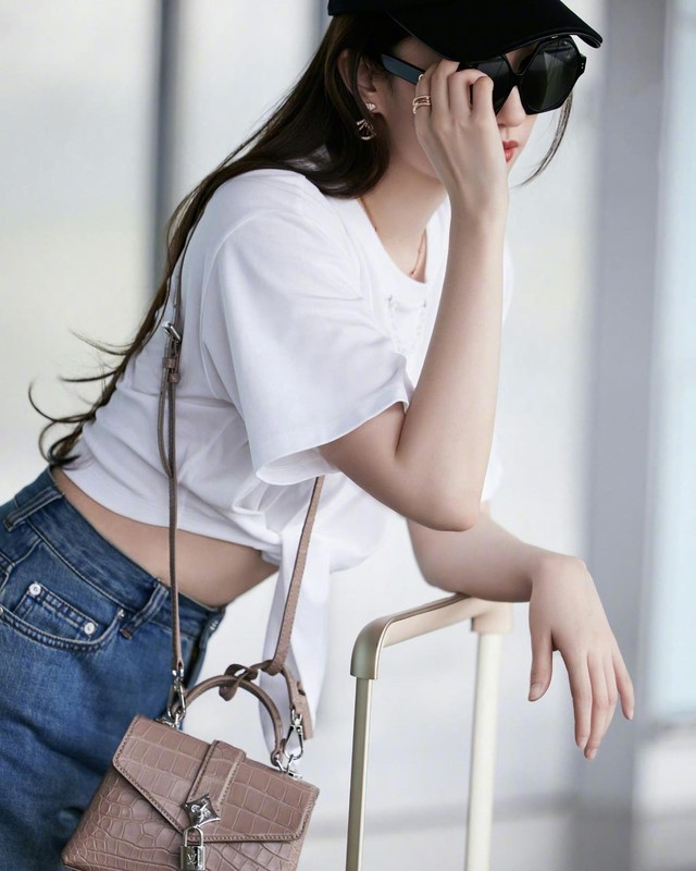 Outfit của Song Hye Kyo chi tiền tỷ, Diệc Phi lên đồ hiệu xóa mác xuề xòa - Ảnh 7.