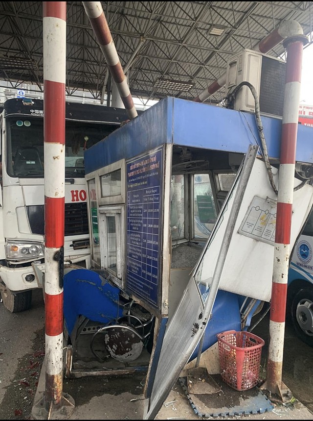 Thừa Thiên – Huế: Xe tải tông mạnh vào cabin BOT Phú Bài - Ảnh 2.