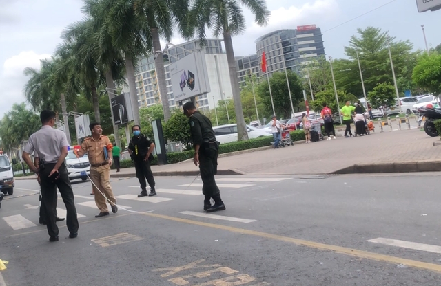 Hành khách bị ô tô tông nhập viện ở ga quốc tế sân bay Tân Sơn Nhất - Ảnh 2.