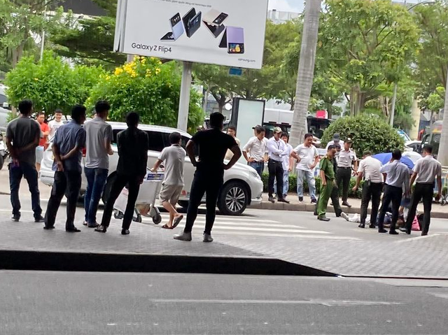 Hành khách bị ô tô tông nhập viện ở ga quốc tế sân bay Tân Sơn Nhất - Ảnh 1.