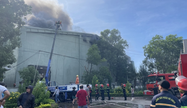 Phú Yên: Cháy kho lạnh trong Khu công nghiệp Hòa Hiệp - Ảnh 2.