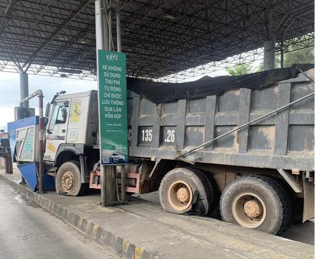 Thừa Thiên – Huế: Xe tải tông mạnh vào cabin BOT Phú Bài - Ảnh 1.