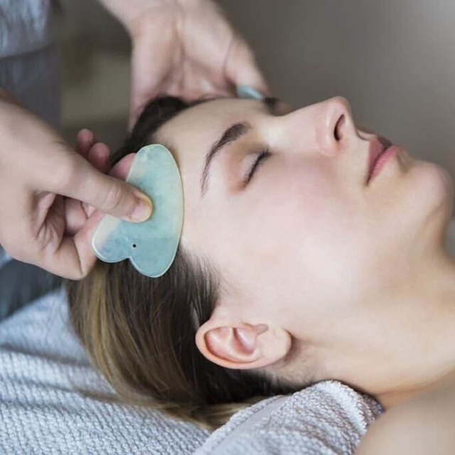 Trẻ hoá làn da nhờ massage mặt bằng ứng dụng đá gua sha - Ảnh 6.
