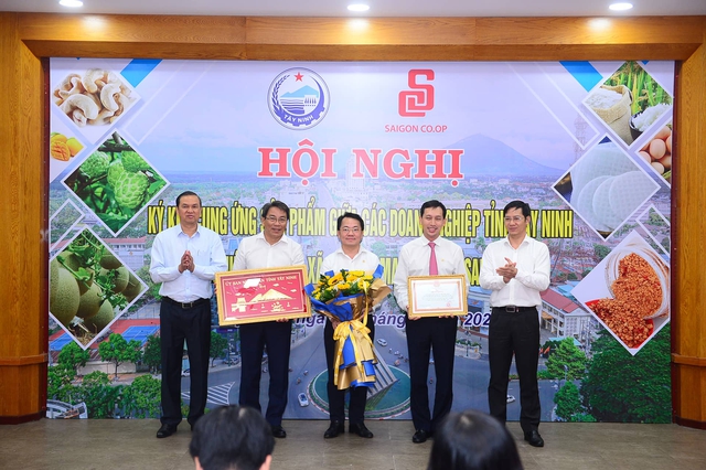 Lãnh đạo tỉnh Tây Ninh trao tặng bằng khen cho SGC để ghi nhận đóng góp của đơn vị đối với sự phát triển của tỉnh
