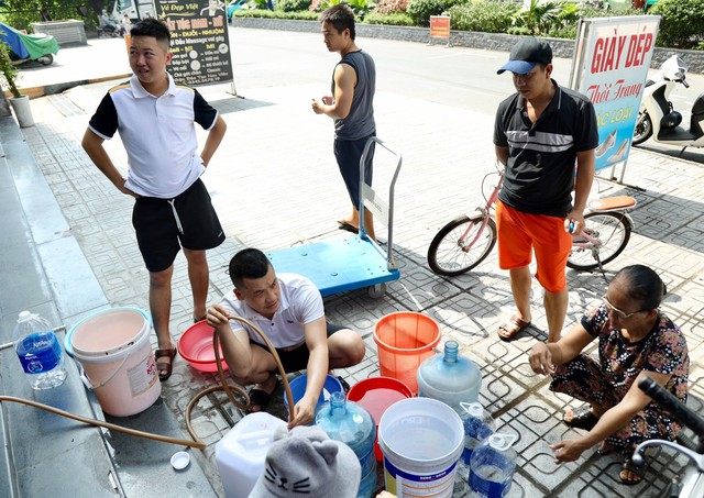 Chủ tịch Hà Nội yêu cầu cấp đủ nước sạch để hàng nghìn người dân sinh hoạt - Ảnh 1.