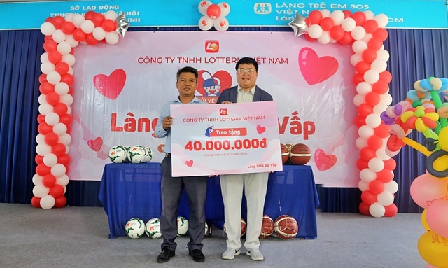 Ông Lee Kang Wun - Giám đốc Dịch vụ Khách hàng Lotteria Việt Nam và Đại diện Làng trẻ em SOS Gò Vấp, TP.HCM tại lễ trao tặng ngày 30.5
