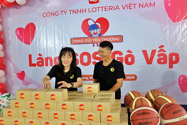 Các thành viên của Lotteria hào hứng chuẩn bị những phần quà và phần ăn nóng hổi cho các em